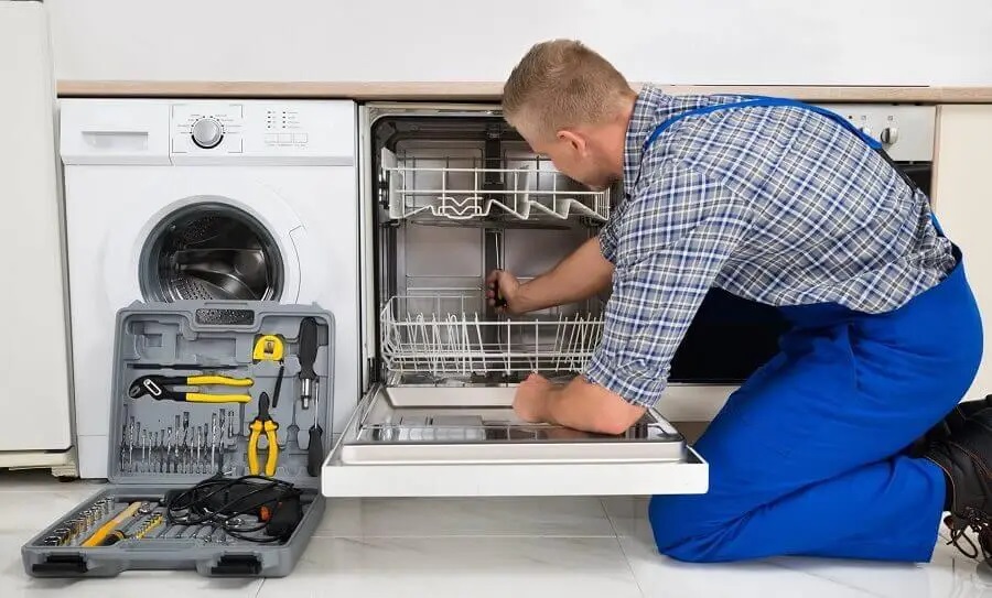 Şereflikoçhisar Maytag servisi teknisyen ekibi beyaz eşya tamiri yaparken